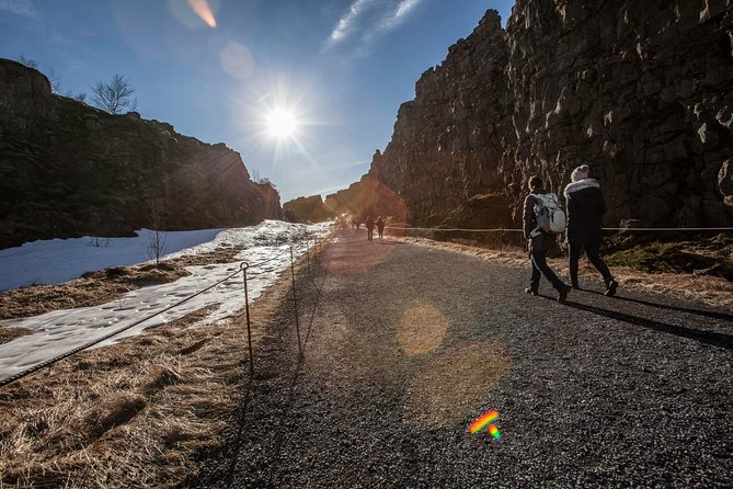 5-Day Northern Lights Hunt & Glacier Lagoon Tour - Diamond Beach turns ice into sculpture