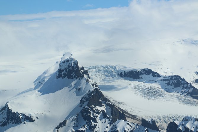 Airplane flight over glacier lagoons and Iceland's highest peak - Key points to know before booking