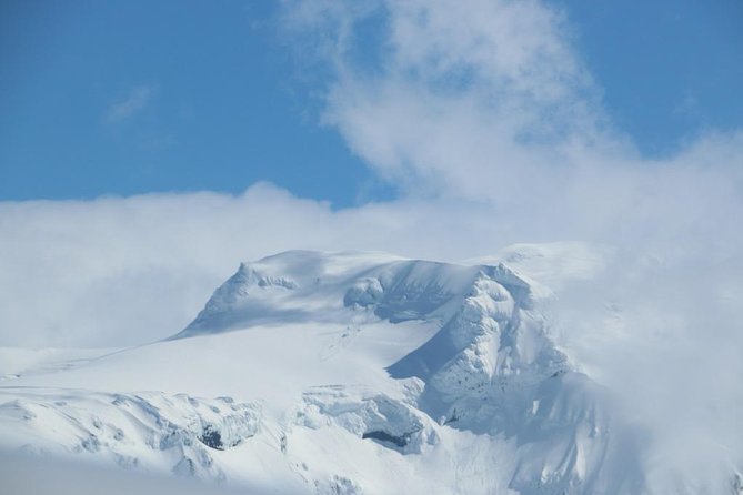 Airplane flight over glacier lagoons and Iceland's highest peak - Jökulsárlón from the air