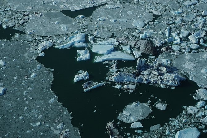 Airplane flight over glacier lagoons and Iceland's highest peak - What the small group and pilot add