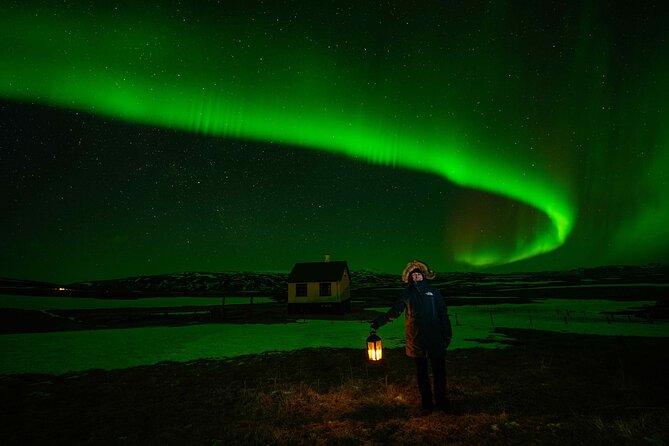 Award Winning Private Northern Lights Tour with All Inclusive - The guide’s role makes or breaks the night