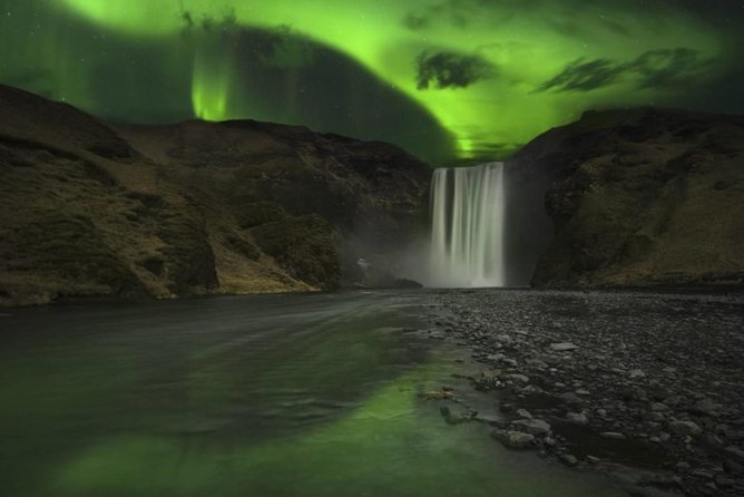 Chasing Aurora Borealis with Warmth and Treats in Premium Tour! - Hot chocolate and Icelandic pastries in the cold
