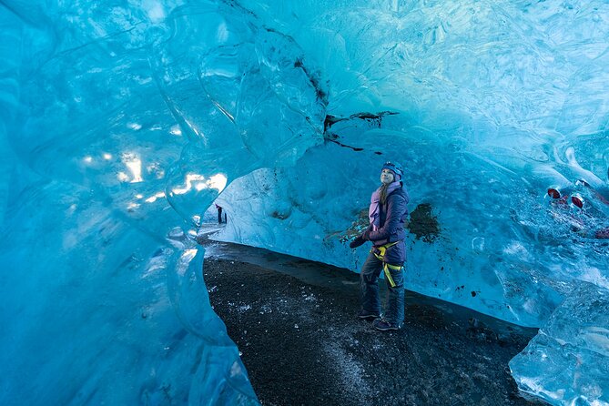 Crystal Blue Ice Cave - Super Jeep From Jökulsárlón Glacier Lagoon - Why the blue color changes