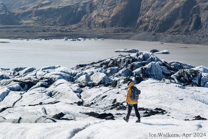 Easy Hike on Sólheimajökull glacier - The 20-minute walk to the glacier edge