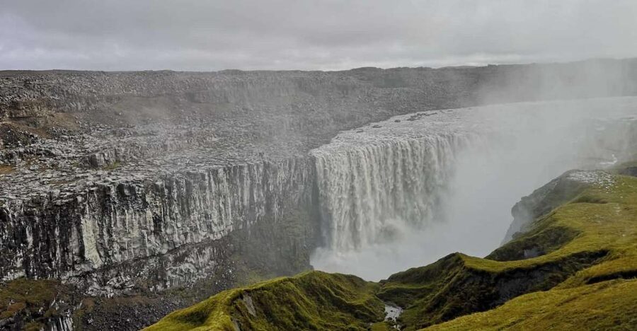 From Reykjavík: 4, 5, 6 or 7-Day Small-Group Ring Road Tour - Day two: Jökulsárlón, Diamond Beach, and the Eastfjords