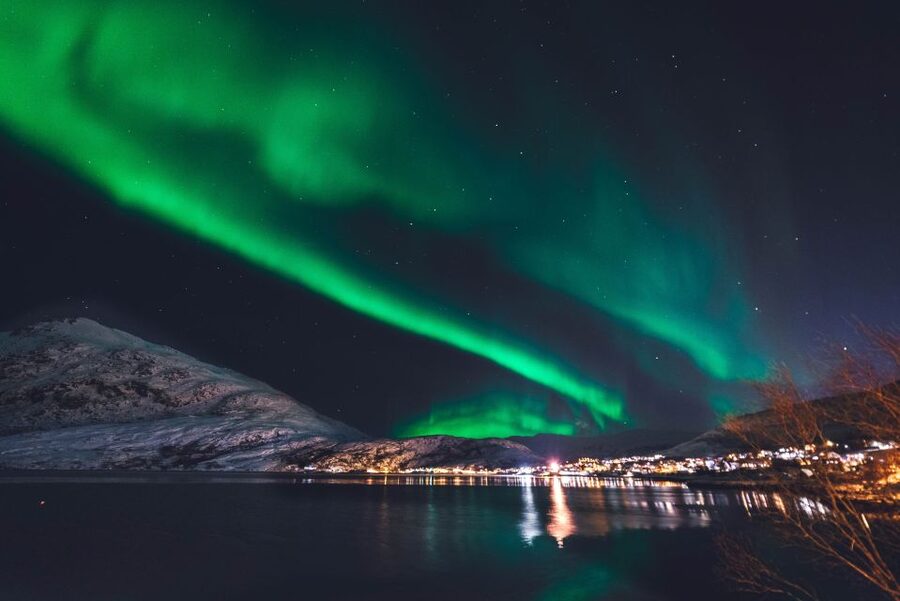 From Reykjavik: Northern Lights Sightseeing Cruise - Photographing the aurora from the boat
