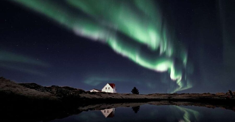 From Reykjavik: Northern Lights Tour with Hot Cocoa & Photos - Why this Reykjavik aurora tour works