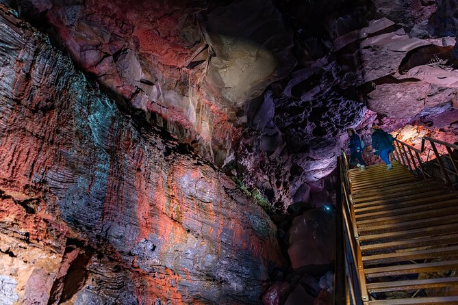 From Reykjavík: The Lava Tunnel tour with Round-trip Transfer - Raufarhólshellir and the walk to the entrance