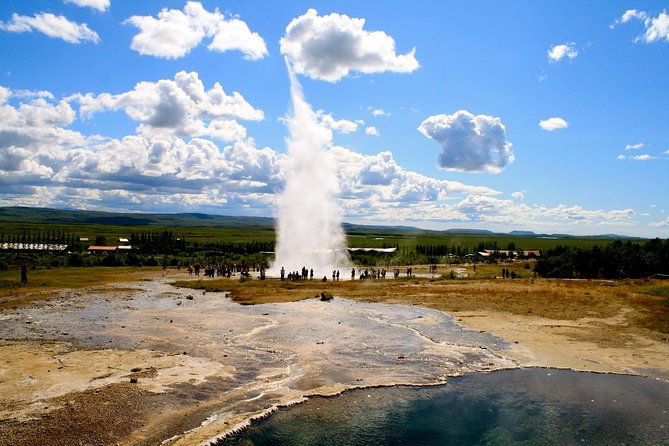 Golden Circle Day Trip with Fridheimar Greenhouse visit from Reykjavik - Strokkur and Geysir: wait for the ground to erupt