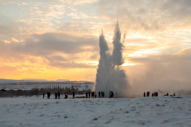 Golden Circle & Northern lights in Iceland - Geysir: wait for Strokkur to erupt