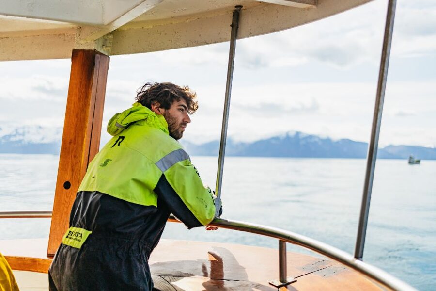 Húsavík: Whale Watching Tour with Guide - The first hour: searching Skjálfandi Bay