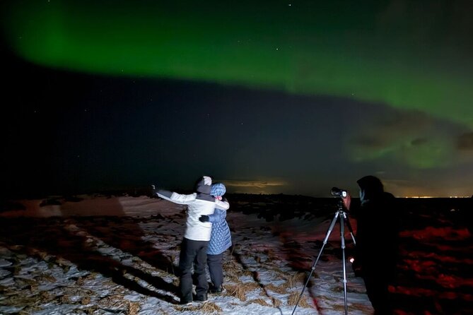 Northern Lights 4x4 Tour with Pastries and Cocoa from Reykjavik - Cocoa, pastries, and keeping warm