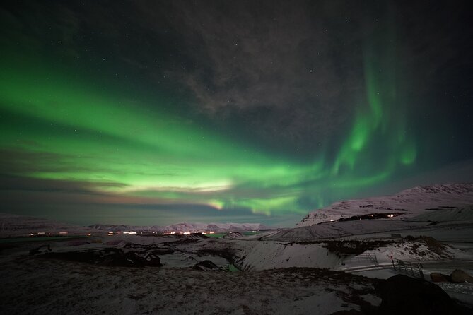 Northern Lights In luxury off-road SUV with Photos and Treats - Aurora Basecamp Adds Structure to the Night