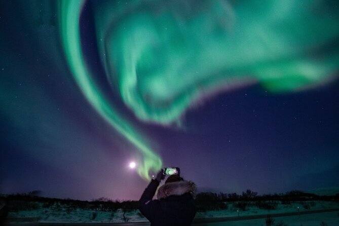 Northern Lights Small-Group Tour with Hot Chocolate & Photos - The art of chasing a moving sky