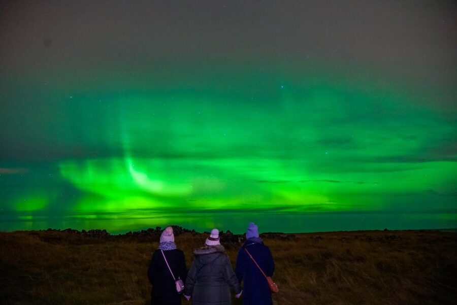 Northern Lights Tour From Reykjavik with Photography - What the 75-minute photo stop feels like