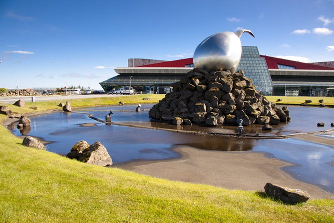 Private Airport Transfer between KEF Airport & Reykjavik - A direct 45-minute ride to Reykjavik