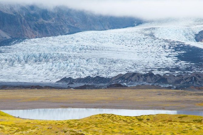 Private Jökulsárlón - Glacier Lagoon - Fjaðrárgljúfur brings a different kind of scenery