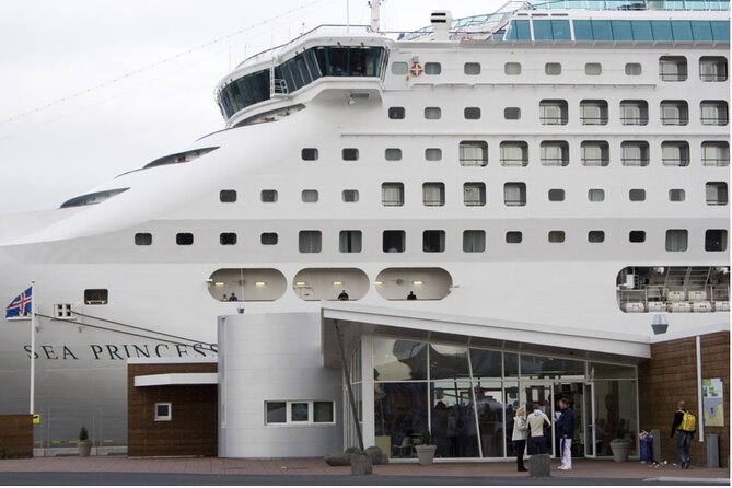 Private Transfer from Cruise Ship Port to Keflavik Int. Airport - Leaving Reykjavik’s cruise port without the usual fuss