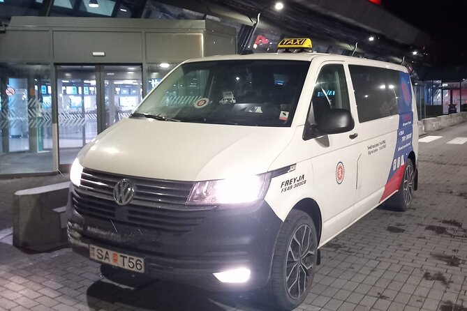 Private Transfer from Reykjavik/surrounding to Keflavik Airport - At your Reykjavik accommodation