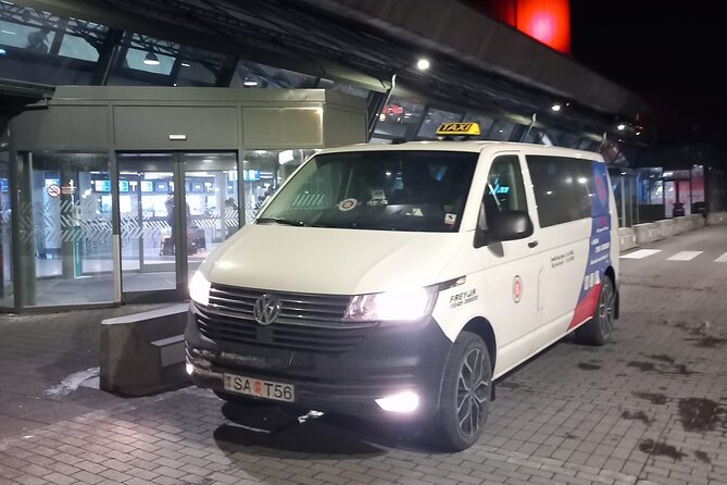 Private Transfer from Reykjavik/surrounding to Keflavik Airport - Choosing between the VW Caravelle and electric Mercedes