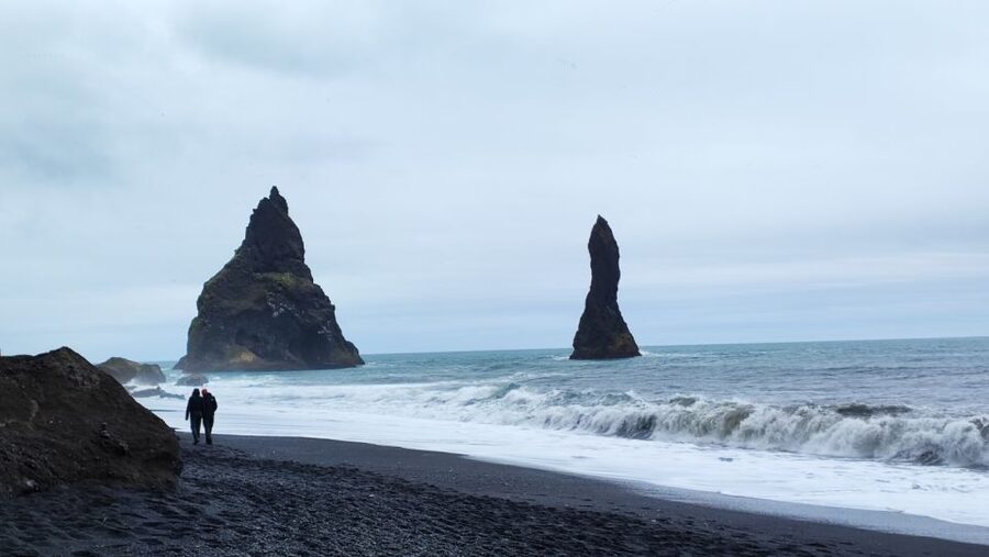 Reykjavík: 2-Day Tour with Icebergs, Glaciers & Waterfalls - Diamond Beach and the coast beyond the lagoon