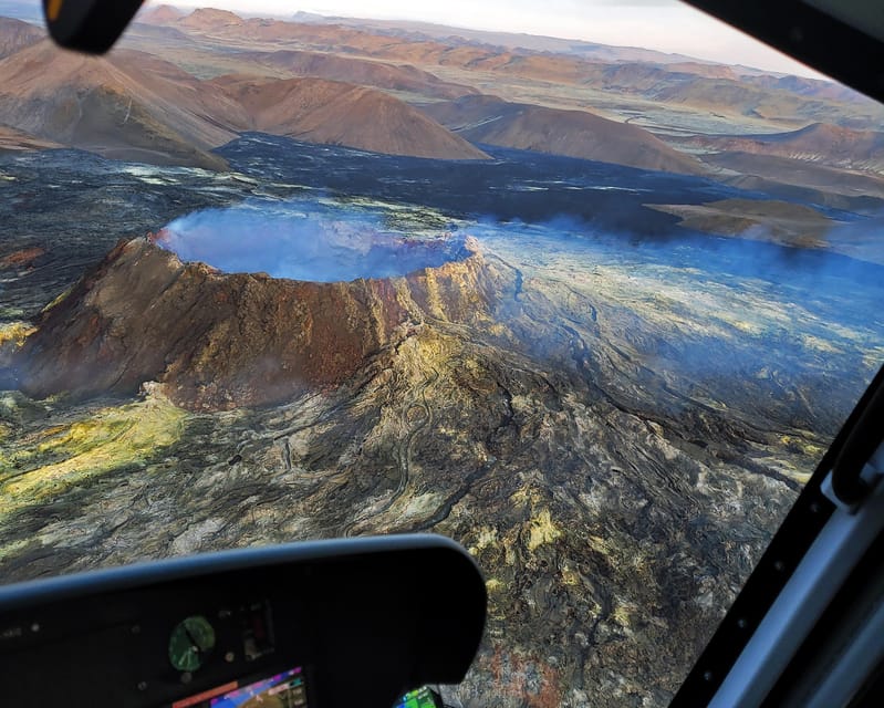 Reykjavik: 45-Minute Volcano Sightseeing Helicopter Tour - Bessastadir on the Return Flight
