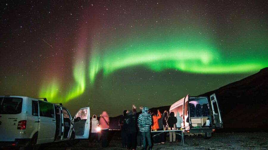 Reykjavík: 4x4 Minibus Northern Lights with Photo and Cocoa - Why darkness and remote ground matter