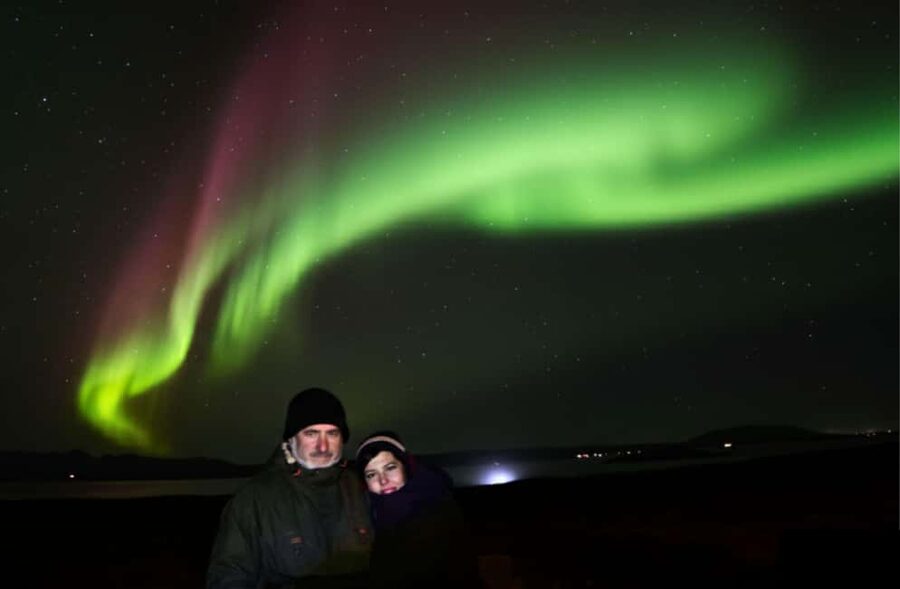 Reykjavík: 4x4 Minibus Northern Lights with Photo and Cocoa - Photography help that can save your night