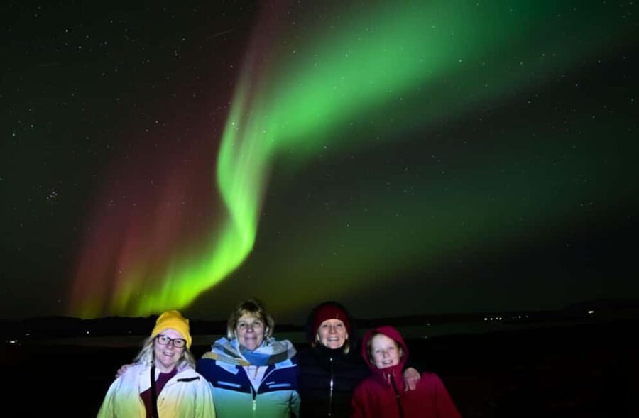 Reykjavík: 4x4 Minibus Northern Lights with Photo and Cocoa - Guides make the difference