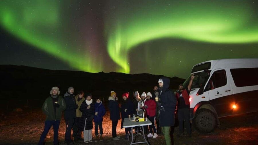 Reykjavík: 4x4 Minibus Northern Lights with Photo and Cocoa - The three-hour search across Iceland’s capital region