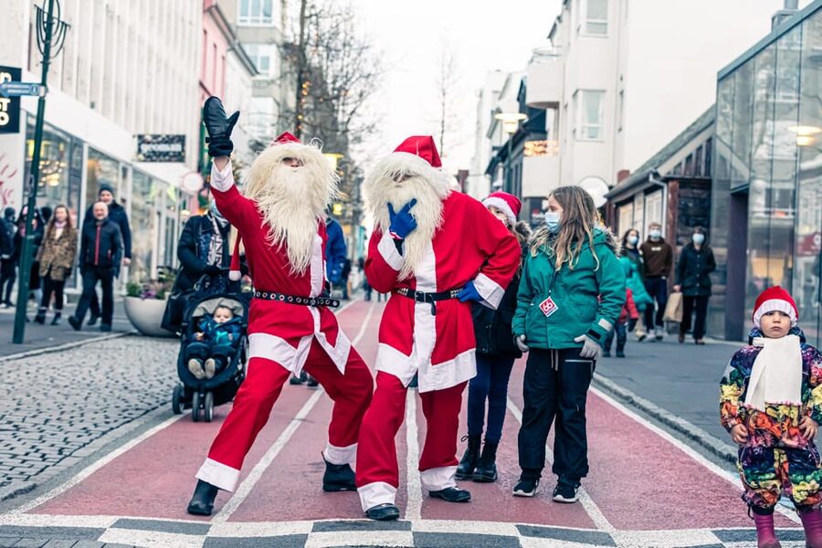 Reykjavik: Christmas Food Tour with Tastings and Drinks - What Palli’s guiding style adds