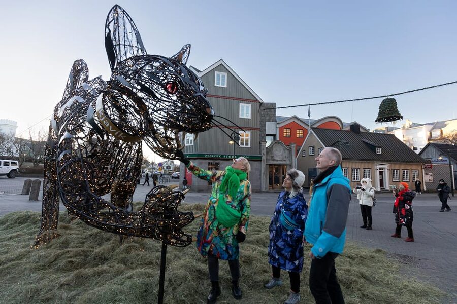 Reykjavik: Christmas Walking Tour with Icelandic Traditions - What the two-hour format does well