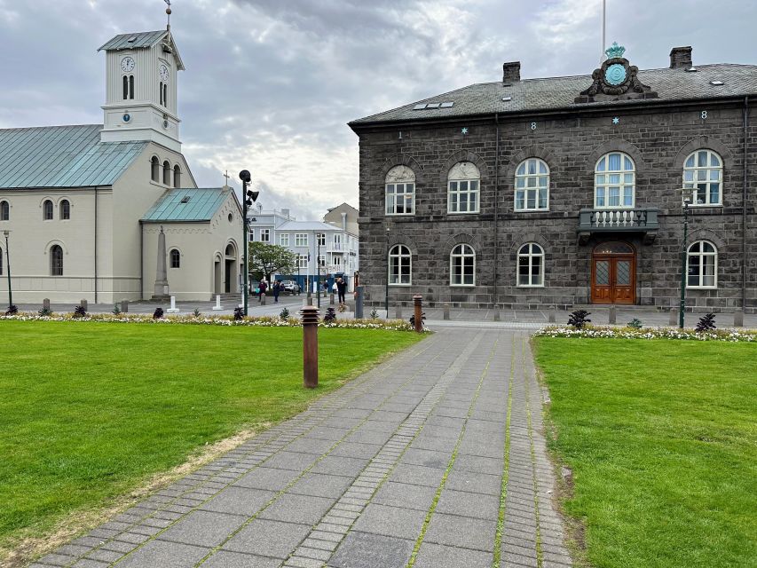 Reykjavik: City Walking tour in Small Group with Local Guide - What the small group changes