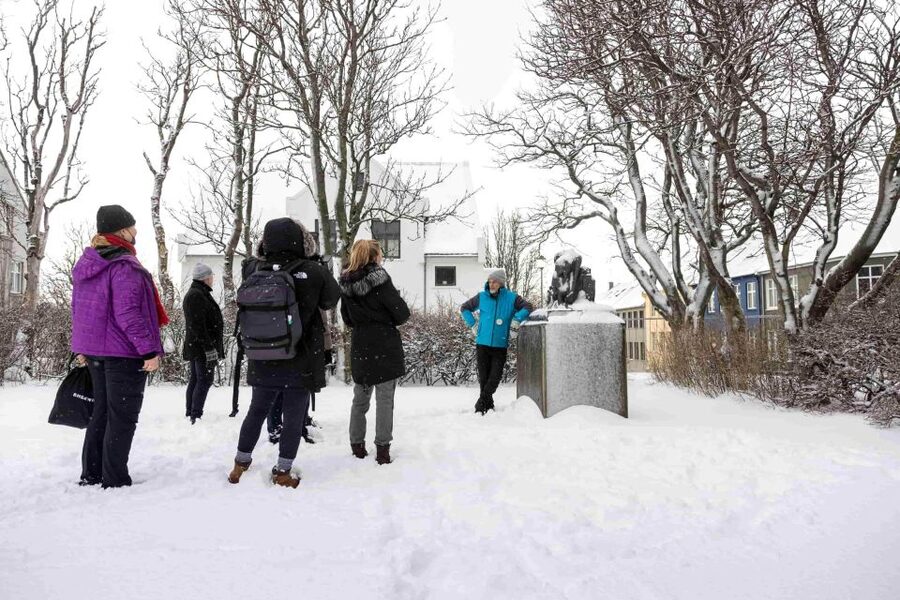Reykjavik: Feline-Focused City Walking Tour - Lake Tjörnin adds a quieter side of downtown