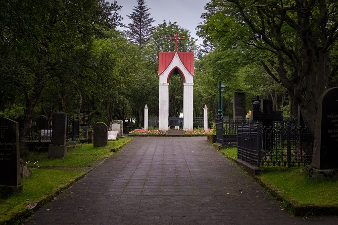 Reykjavik Folklore Walking Tour: Meet the Elves, Trolls & Ghosts of Iceland - Stop four: Tjörnin pond and the water monster