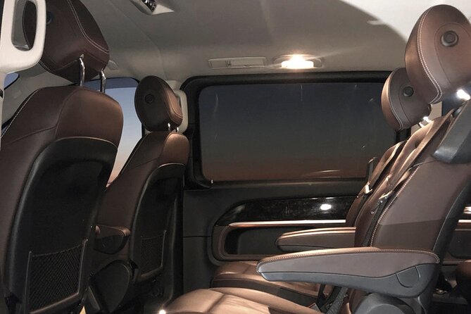 Reykjavik International Airport Private Arrival Transfer - Choosing between the car and minivan