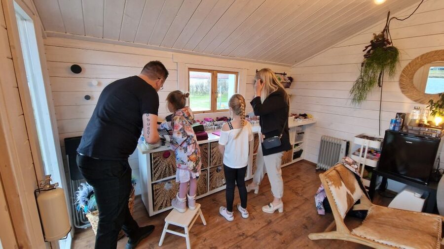 Reykjavik: Make an Icelandic Wool Monster - Watching Alma sew your Skrimsli together