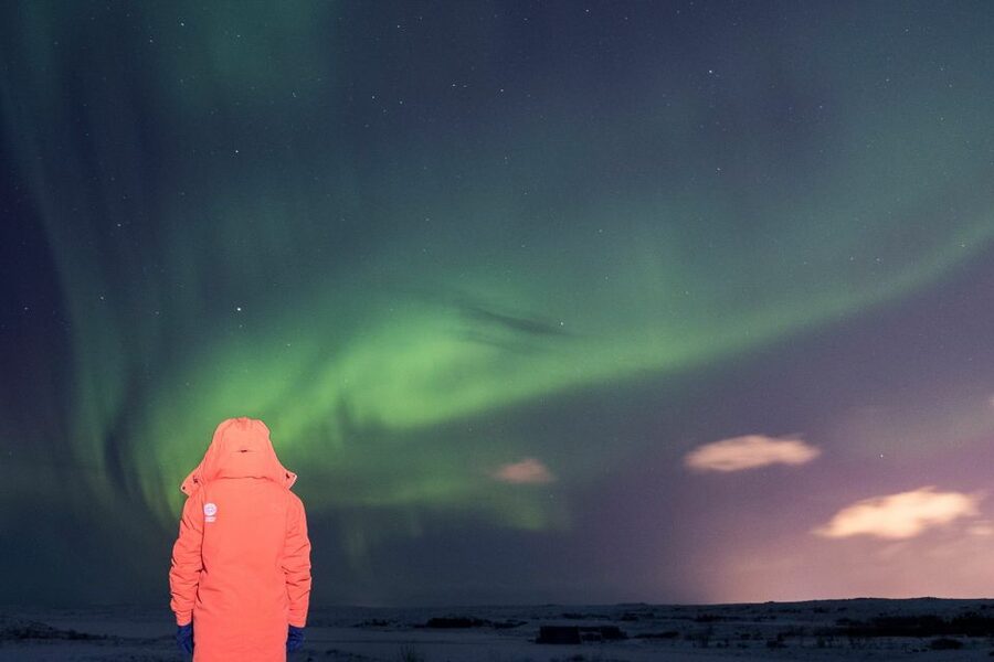 Reykjavik: Northern Lights Group Tour with Photos - Guides who keep the night moving