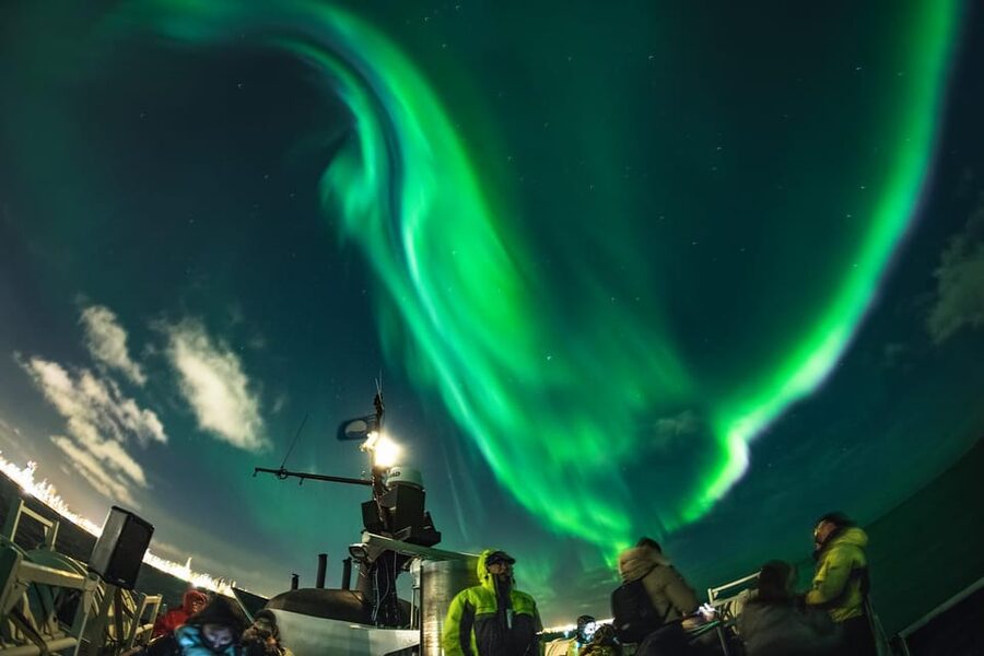 Reykjavik: Northern Lights Guided Boat Tour with Photos - Rósin or Andrea, with room to warm up