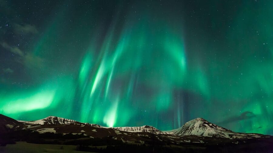 Reykjavik: Northern Lights Super Jeep Tour - What the guide adds to the night