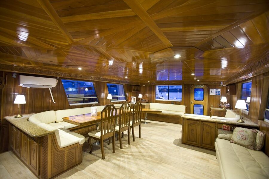 Reykjavik: Northern Lights Yacht Tour - The guide’s role when the sky is quiet