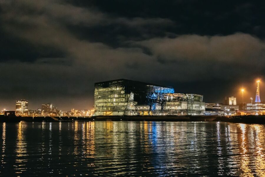 Reykjavik: Northern Lights Yacht Tour - Photo advice for a moving boat