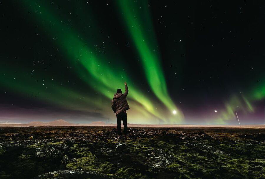 Reykjavik: Premium Northern Lights Tour with Free Photos - Hot chocolate, cinnamon buns, and wool blankets