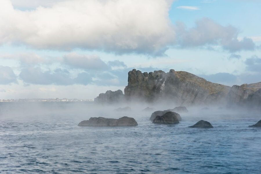Reykjavik: Sky Lagoon Admission with Transfer - The infinity pool, bar, and North Atlantic views