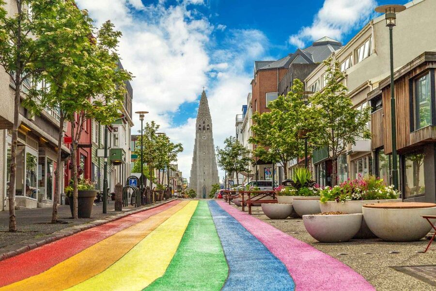 Reykjavik: The Icelandic Woman Private Walking Tour - City Hall and Lake Tjörnin: a calmer side of the capital