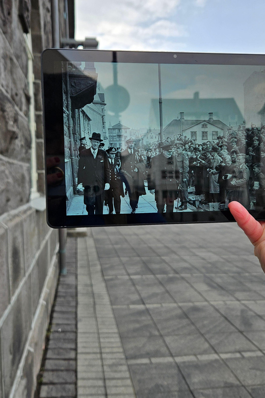 Reykjavik: World War II Walking tour around the city centre - Guide style and the value of a small subject