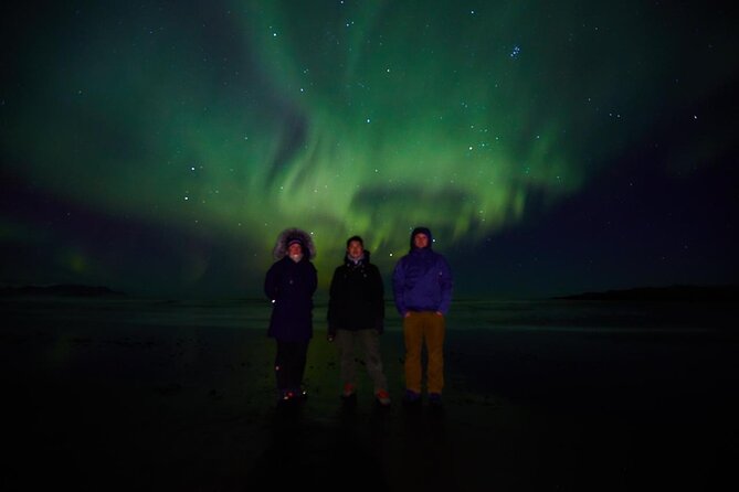 Small group Hunting for the Northern Lights in Reykjavík engrus - Waiting outdoors with blankets and hot chocolate