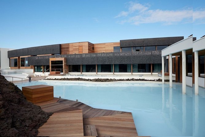 Unique bathing in an Icelandic hot springs at the Blue Lagoon - Arriving from Reykjavik by private vehicle