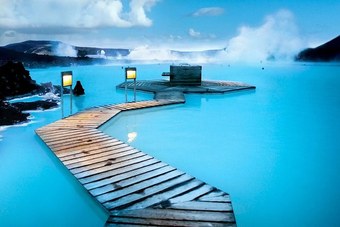 Unique bathing in an Icelandic hot springs at the Blue Lagoon - A swim-up drink and a second kind of relaxation