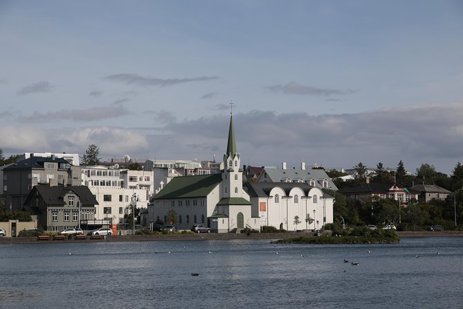 Walking tour of Reykjavik city - Lake Tjörnin and a final city view